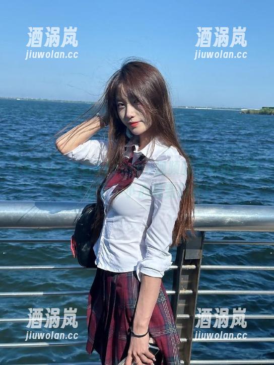 我看51cgfun视频时是如此严肃，以至于不小心喝到口水！