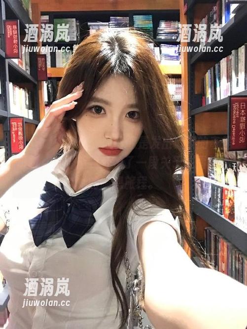“hlw”入口像是发出邀请的奇怪门口，推开后我开始了一段关于咸蛋超人的臆想旅程。