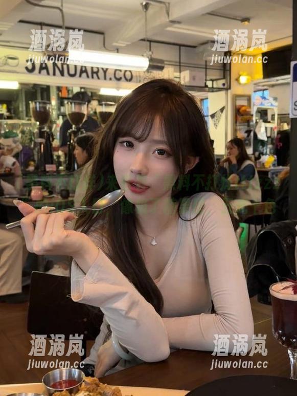 来看看“黑料不打烊tttzzz”的iOS入口，像极了糖果屋，五光十色