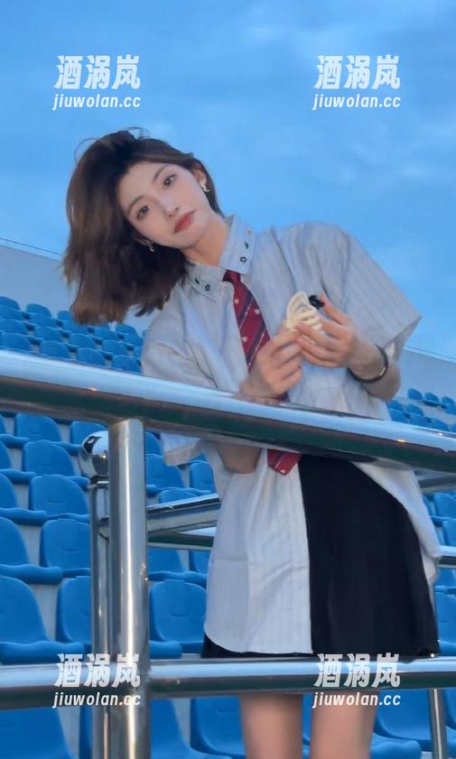穿过传送门，黑料网APP，轻松获取瓜料，关注一下？
